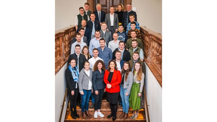 Staatsministerin Michaela Kaniber gemeinsam mit den bayerischen Top-Absolventinnen und -Absolventen der "Grünen Berufe". Bild: Stefanie Büchl/StMELF.