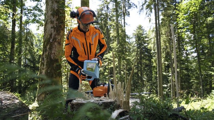 Mit dem neuen MotoMix ECO 20 bietet STIHL einen vorgemischten Sonderkraftstoff mit einem 20-prozentigen Anteil an Rohstoffen aus regenerativen Quellen für den nachaltigeren Betrieb von Geräten mit 2-Takt-Motoren. Bild: STIHL.