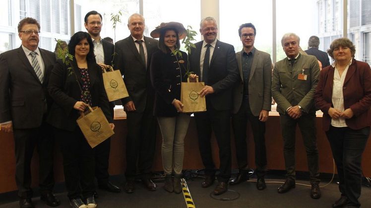 BdB übergibt Baum des Jahres dem Landwirtschaftsausschuss des Deutschen Bundestages; v.l.n.r. Parlamentarischer Staatssekretär Hans-Joachim Fuchtel CDU/CSU), Carina Konrad (FDP), Dirk Wiese (SPD), Helmut Selders (BdB), Anne Köhler (amtierende Baumkönigin), Alois Gerig (Vorsitzender des Agrarausschusses, CDU/CSU), Harald Ebner (BÜNDNIS 90/DIE GRÜNEN), Dr. Kirsten Tackmann (DIE LINKE). Bild: Uwe Panske für den BdB.
