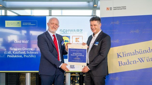 Michael Münter, Ministerialdirektor und Amtschef des Ministeriums für Umwelt, Klima und Energiewirtschaft Baden-Württemberg und Gerd Wolf, Leiter Unternehmenskommunikation der Schwarz Gruppe, bei der Übergabe der Beitrittsurkunde. Bild: Schwarz Gruppe.