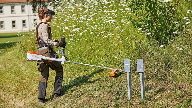 Die professionelle Akku-Motorsense FSA 135 ist für lange Arbeitseinsätze konzipiert. Sie ist perfekt ausbalanciert und überzeugt durch ihr geringes Gewicht sowie durch exzellente Schnittleistung bei optimaler Energie-Effizienz. Bild: STIHL. Die professionelle Akku-Motorsense FSA 135 ist für lange Arbeitseinsätze konzipiert. Sie ist perfekt ausbalanciert und überzeugt durch ihr geringes Gewicht sowie durch exzellente Schnittleistung bei optimaler Energie-Effizienz. Bild: STIHL.