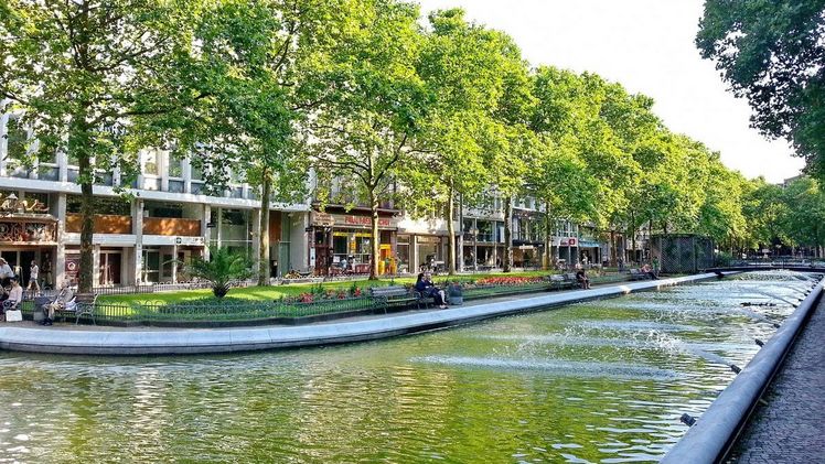 Schattenspendende Bepflanzungen, Wasserspiele und kommunikationsfördernde Sitzmöglichkeiten tragen zur Attraktivität von Innenstädten bei. Bild: VGL NRW/GPP. 