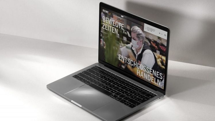 Der Online-Geschäftsbericht „Bewegte Zeiten – Entschlossenes Handeln“ ist ab sofort abrufbar. Bild: REWE. Der Online-Geschäftsbericht „Bewegte Zeiten – Entschlossenes Handeln“ ist ab sofort abrufbar. Bild: REWE.