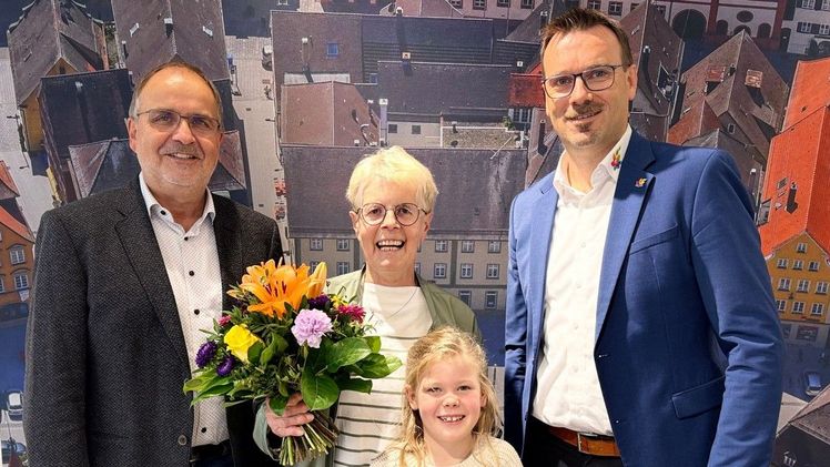 Bürgermeister Volker Grab (links) und Oberbürgermeister Michael Dambacher (rechts) freuen sich gemeinsam mit Hedwig Bosch und ihrer siebenjährigen Enkelin Marie. Bild: LGS Ellwangen GmbH.