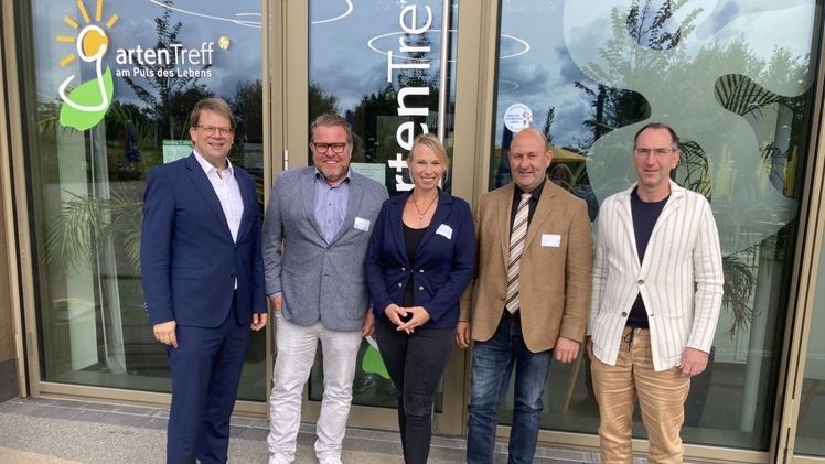 Gartenschauexperten vernetzten sich auf dem Forum Gartenschauen (v.l.n.r. Dr. Heiko Wingenfeld (Oberbürgermeister Fulda), Rüdiger Eckhardt (Deutsche Bundesgartenschau Gesellschaft mbH), Carolin Leist (Geschäftsführerin Fördergesellschaft Landesgartenschauen Hessen und Thüringen mbH), Karsten Hain (Präsident Fachverband Garten-, Landschafts- und Sportplatzbau Hessen-Thüringen e.V.), Thomas Hellingrath (Geschäftsführer Landesgartenschau Oberhessen 2027 gGmbH). Bild: FGL HT.
