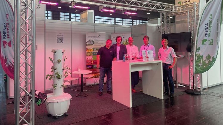 Die Messe bot auch die Möglichkeit zum Austausch mit Kooperationspartner: RHENAC-CEO Horst Theisen (2.v.r.) mit Vertretern der Seoul Semiconductor Europe GmBH. Bild: RHENAC GreenTec AG.