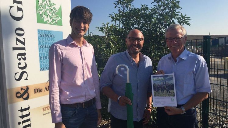 v.l.n.r.: Bauleiter Jonas Bergner und Geschäftsführer Francesco Scalzo überreichen Gerald Kummer MdL (SPD) seine Praktikumsurkunde. 