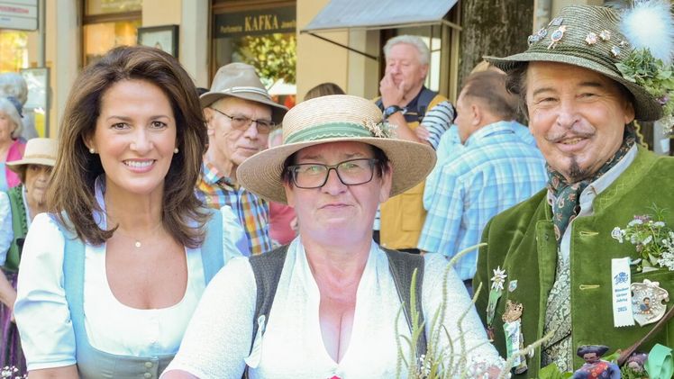 Staatsministerin Michaela Kaniber mit Teilnehmern beim festlichen Umzug der Gärtner in München. Bild: Pia Regnet/StMELF.