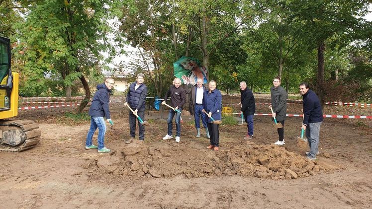 Joachim Becker (Becker GmbH), Bürgermeister und Betriebsleiter Peter Thalmann, Thomas Ostberg (Ostberg GmbH), VGL-BW Geschäftsführer Reiner Bierig, Oberbürgermeister Klaus Holaschke, Achim Off (Bietigheimer Gartengestaltung GmbH), Maximilian Götz (Biegert GmbH) und José Soares (José Soares Landschaftsbau). Bild: VGL-BW.