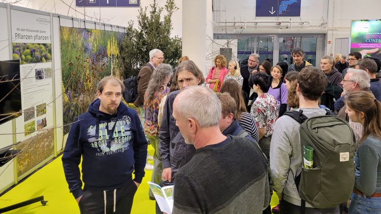 Vor allem junge Gärtnerinnen und Gärtner sind an dem Thema Nachhaltigkeit und Klimaschutz sehr interessiert und besuchten die Pflanzung wie auch die Aussteller des Rundgangs. Bild: BdS/Banse.