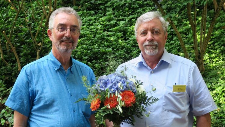 Auf der diesjährigen FLL-Mitgliederversammlung im Juni 2023 erhielt Prof. Dr. Stephan Roth-Kleyer den „Strauß des Präsidenten“ von Prof. Dr. Ulrich Kias überreicht. Bild: FLL.
