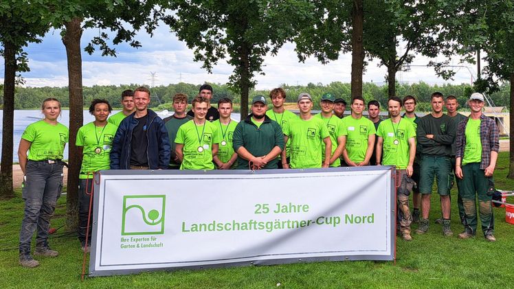 Beim 25. Landschaftsgärtner-Cup Nord maßen die 20 talentiertesten angehenden Landschaftsgärtner:innen aus Schleswig-Holstein, Hamburg und Mecklenburg-Vorpommern ihr Können und kürten ihre Landesmeister. Bild: FGL S.-H./Kottich. Beim 25. Landschaftsgärtner-Cup Nord maßen die 20 talentiertesten angehenden Landschaftsgärtner:innen aus Schleswig-Holstein, Hamburg und Mecklenburg-Vorpommern ihr Können und kürten ihre Landesmeister. Bild: FGL S.-H./Kottich.