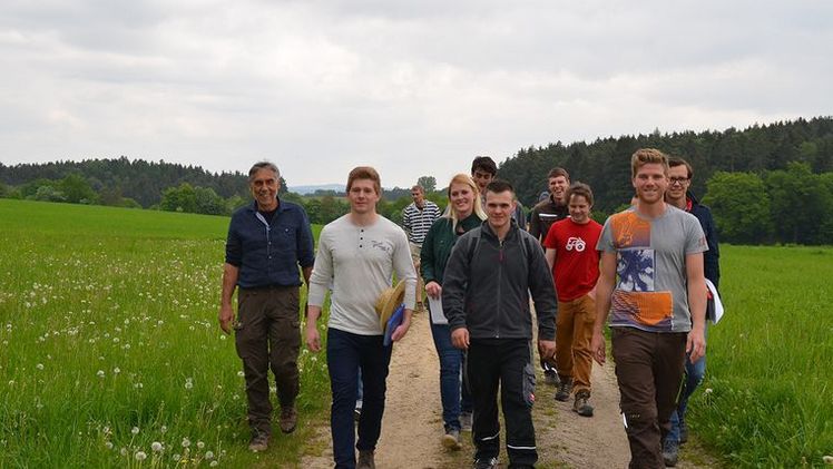 Auf dem Weg zum Erfolg: Ein Verbundstudium bereitet Studierende umfassend auf das Berufsleben vor. Bild: HSWT.