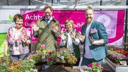 V.l.n.r.: Ute Franke (Vorstandsmitglied Bundesverband der Einzelhandelsgärtner und Fachgruppenvorsitzende der Einzelhandelsgärtner im Gartenbauverband Mitteldeutschland e.V.), Georg-Ludwig von Breitenbuch (Sächsischer Staatsminister für Umwelt und Landwirtschaft), Antje May (Gärtnerei Gruschwitz), Hannes Schrader (Deutsche Blumenfee), bepflanzen gemeinsam einen Balkonkasten. Bild: © Marko Förster / Gartenbauverband Mitteldeutschland e.V.