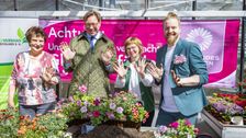 V.l.n.r.: Ute Franke (Vorstandsmitglied Bundesverband der Einzelhandelsgärtner und Fachgruppenvorsitzende der Einzelhandelsgärtner im Gartenbauverband Mitteldeutschland e.V.), Georg-Ludwig von Breitenbuch (Sächsischer Staatsminister für Umwelt und Landwirtschaft), Antje May (Gärtnerei Gruschwitz), Hannes Schrader (Deutsche Blumenfee), bepflanzen gemeinsam einen Balkonkasten. Bild: © Marko Förster / Gartenbauverband Mitteldeutschland e.V.