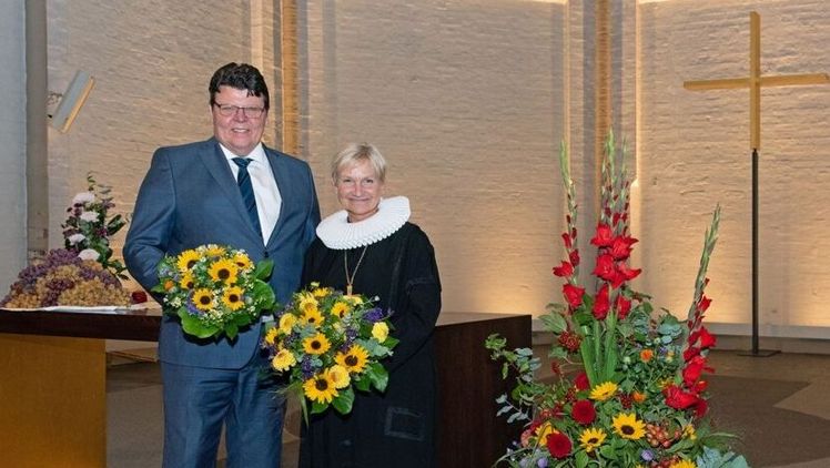 ZVG-Vizepräsident Andreas Kröger mit der EKD-Vorsitzenden Kirsten Fehrs bei der Ernte-Dank-Andacht mit Übergabe der Erntekrone durch den Landfrauenverband Hamburg an die Freie und Hansestadt Hamburg. Foto: Geesthacht.TV/ Karsch.