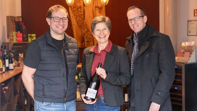 v.l. Gianluca Antoniazzi Weinhandel und Weinproduzten aus Geldern, Dr. Anke Schirocki und Marcus Trappe, beide von Netzwerk Agrobusiness Niederrhein, tauschen sich über Themen der Zusammenarbeit aus. Bild: Agrobusiness Niederrhein e.V..