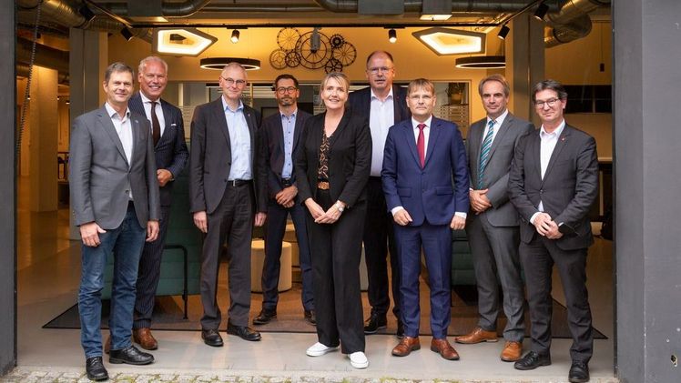 v.l.n.r.: Horst Seide, Hermann Albers, Dr. Ralf Bartels, Frederik Moch, Dr. Simone Peter, Stefan Körzell, Wolfram Axthelm, Carsten Körnig, Christoph Schmitz. Bild: BEE.