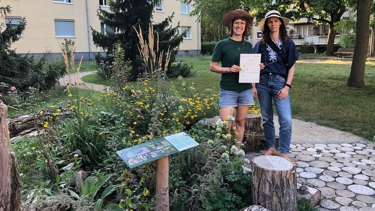 icole Schüler, Mitarbeiterin der Stiftung für Mensch und Umwelt (links), führte die Gutachter Sandra Wiegand- Landgraf und Alexander Menter (nicht im Bild) durch die Höfe. Bild: © Alexander Menter.