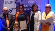 10. Den Ehrenpreis des Landesverbands Gartenbau Sachsen e.V. für die spannende Gesamtkomposition erhielt Friedhofsgärtnerei Bell aus Recklinghausen (v.l.n.r.: Harald Bell, Josephine Bell, Sabrina Bell, Birgit Ehlers-Ascherfeld, Renate Behrmann). Bild: BdF, Bonn/Margit Wild.