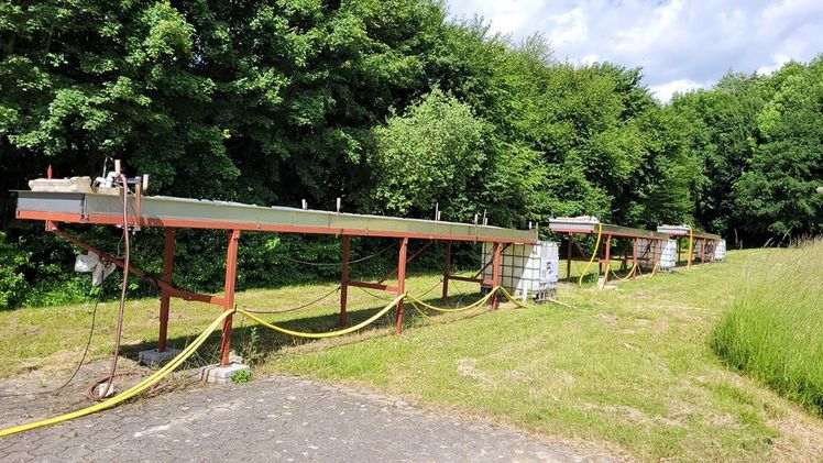 Die Versuchsanlage zur Algenproduktion ist neben der Kläranlage Lichtenau aufgebaut. Das nährstoffreiche Klärwasser wird dort über kaskadenartige Stufen geleitet. Bild: Universität Bielefeld.