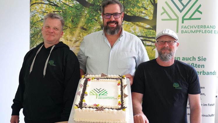 Das neue Logo des Fachverbandes präsentierten die Vorstandsmitglieder (v. l.) Jörg Cremer, Andreas Schulz und Frank Rheinwald bei der Feier seines 30-jährigen Bestehens mit einer Torte auf einem neuen Messestand den Mitgliedern bei der Jahreshauptversammlung. Bild: Banse/Upload.