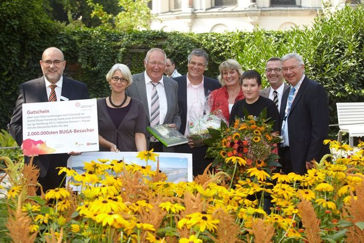 Freude über den 2-millionsten Besucher auf der BUGA 2011 in Koblenz
