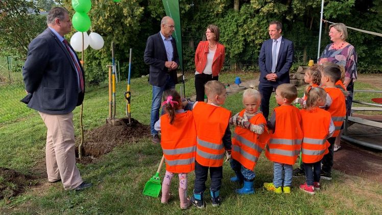 Stephan Grüger MdL, FGL-Präsident Jens Heger, Umweltministerin Priska Hinz, Bürgermeister Carsten Braun, Kindergartenleitung Susanne Brade (v.l.n.r.). Bild: GaLaBau-HT.
