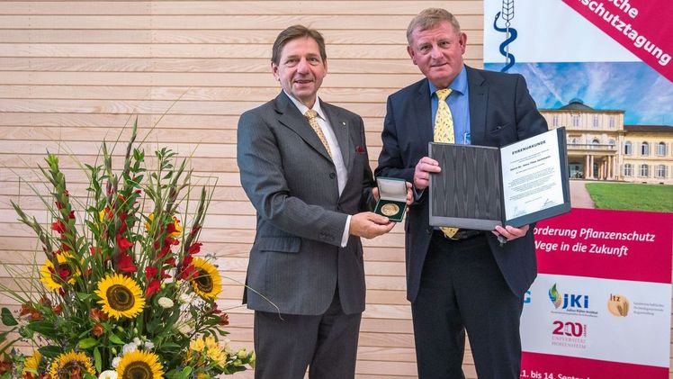 Dr. Hans Theo Jachmann (re) erhält die Otto-Appel-Denkmünze während 61. Deutschen Pflanzenschutztagung (li: Dr. Georg F. Backhaus, Schirmherr der Stiftung). Bild: Robert Zech.
