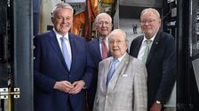 Beim Werksrundgang vor der Feier: Gordon Schnieder (Ministerpräsident Rheinland-Pfalz), Dr. Rüdiger Stihl (STIHL Gesellschafter), Hans Peter Stihl (Ehrenvorsitzender STIHL Beirat und Aufsichtsrat), Hartmut Fischer (Geschäftsführer STIHL Werk Weinsheim) (v.l.): Bild: STIHL.