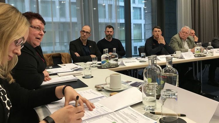 Rechtsanwältin und stellv. ZVG-Generalsekretärin Romana Hoffmann (2. v. l.) erläuterte den Vorstandsmitgliedern der Bundesfachgruppe Gemüsebau den Sachstand zur möglichen Drittstaatenregelung in Bezug auf Erntehelfer. Bild: BfG/ Winkhoff.
