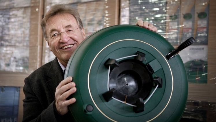 Drei Jahrzehnte nach der Entwicklung seines Christbaumständers ist Unternehmer Klaus Krinner Marktführer in Europa. Foto: obx-news/Krinner.