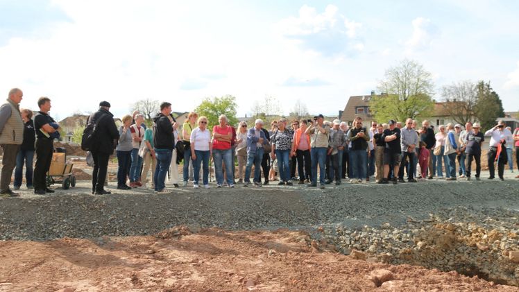In zwei Gruppen bewegten sich die Interessierten über die Baustelle des neuen Stadtparks. Foto: Lenz/LGS.