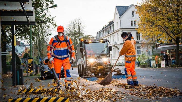 Laubdienst-Kehrer mit Laubbläser und Kleinkehrmaschine. © Stadt Frankfurt am Main. Bild: Uwe Noelke.