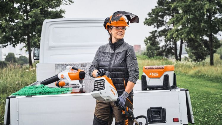 Das spritzwassergeschützte Schnellladegerät STIHL AL 1802 MO zeichnet sich mit einer kurzen Ladedauer und der aktiven Kühlung der Akkus aus. Dadurch ist ein kontinuierliches Arbeiten mit Geräten aus dem ALLPRO-/AP-System von STIHL möglich. Bild: STIHL.