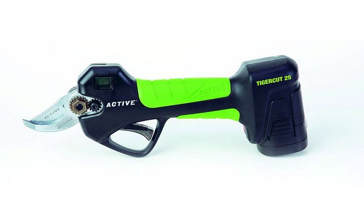 Handlich und profitauglich: die TIGERCUT 25 Akkuschere. Sie ermöglicht kabelloses Schneiden und Trimmen in Obstgärten, Weinbergen und Baumschulen.