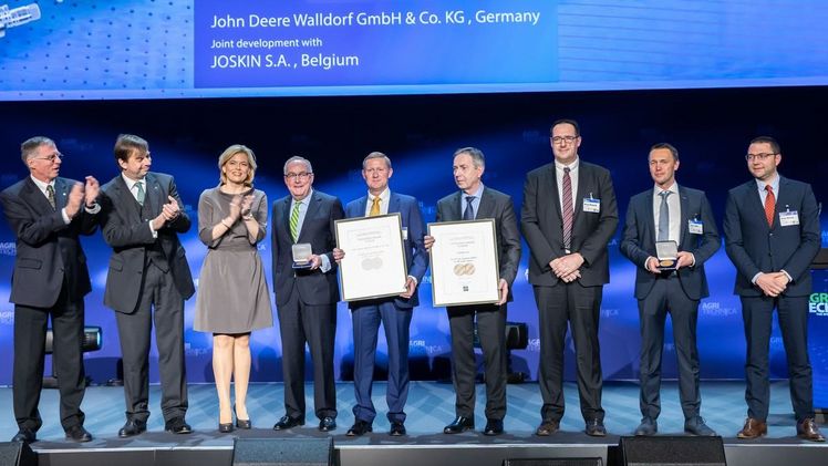 Die Goldmedaillengewinner auf der Bühne. Bild: DLG, F. Holland.