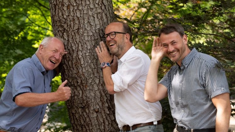 Dirk Unsenos (links) und Timo Peraglie (rechts) der Firma ISIS IC aus Wesel arbeiten im Innovationsprojekt "Digital Talking Tree" gemeinsam mit John van Helden von Yookr aus Horst in den Niederlanden. Bild: Agrobusiness Niederrhein. 