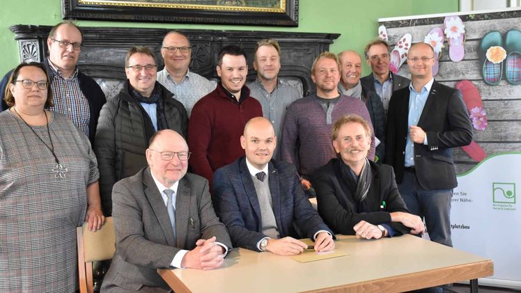 Unterzeichneten die Ausstellerverträge auf Kloster Kamp: Vertreter und Vertreterinnen der ausführenden Betriebe (hinten), VGL NRW-Referent Karl Jänike (rechts), vorne sitzend vlnr: Laga-Geschäftsführer Heinrich Sperling, VGL NRWGeschäftsführer Christoph Lau und Laga-Geschäftsführer Martin Notthoff. Bild: Imma Schmidt/Laga Kamp-Lintfort 2020.