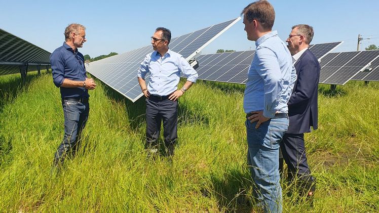 Besuch innovativer Photovoltaik-Projekte in Schleswig-Holstein, v.l.n.r.: Jess Jessen, Osterhof, Bundesminister Cem Özdemir, René Nissen, Wattmanufactur, Stephan Frense, CEO ARGE Netz GmbH & Co. KG, Bild: GABOT.