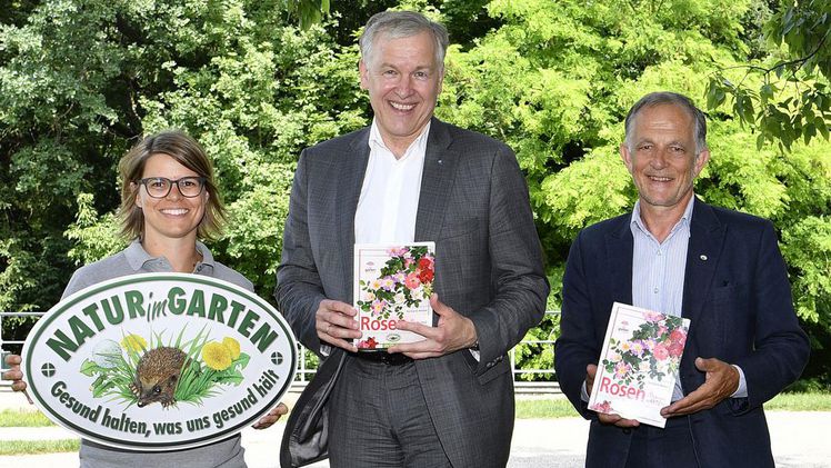 "Natur im Garten" Regionalbetreuerin Petra Hirner, Landesrat Martin Eichtinger und Autor Gerhard Weber. Bild: NLK Reinberger.