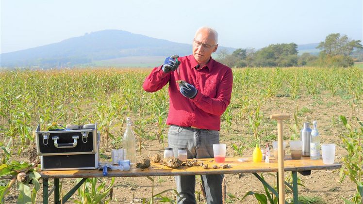 Hans Koch: Bodenexperte und Fachberater. Bild: © BayWa AG.