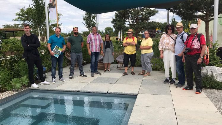 Die aufmerksamen Zuhörer hatten noch Gelegenheit ihre Fragen zu stellen und konnten mit viel Wissen über Schwimmteiche und Naturpools den Heimweg antreten. Bild: VGL BW.