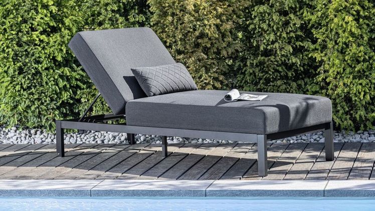 Der hohe Einstieg der neuen PURE Silver-Line Sonnenliege in anthrazit/sooty mach die Liege besonders sicher und komfortabel. Bild: KETTLER.