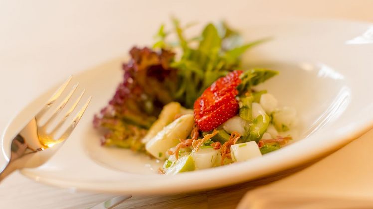 Spargel und Erdbeeren harmonieren perfekt. Hier als leckerer Spargel-Erdbeersalat. Bild: GMH/Spargelstraße NRW.