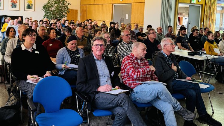 Großer Andrang beim Erfahrungsaustausch "Nützlingseinsatz im geschützten Anbau". Bild: SAUTTER & STEPPER GmbH.