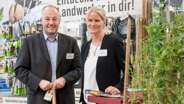 v.l.n.r. Christian Bremhorst und Eva Bodemann 2016 bei der Einführung der neuen Eigenmarke Landwerker. Bild: SAGAFLOR AG.