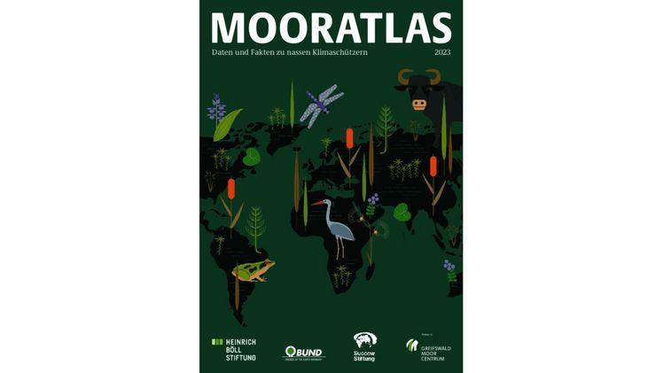 Der Mooratlas 2023 beleuchtet auf 50 Seiten und mit 52 Illustrationen nicht nur die Geschichte der Moore, ihre Bedeutung als einzigartige Lebensräume für das weltweite Klima und die Biodiversität sowie ihre Zerstörung mit lokalen und globalen Folgen.
