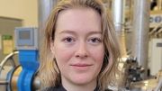 Alisa Kehr ist wissenschaftliche Mitarbeiterin an der Technischen Hochschule Rosenheim und forscht dort zu Holzfaserstoffen für den Gartenbau. Bild: privat.