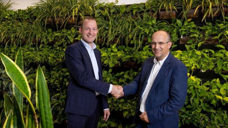 David van Mechelen (l.) und Jack Goossens (r). Bild: Royal FloraHolland. David van Mechelen (l.) und Jack Goossens (r). Bild: Royal FloraHolland.